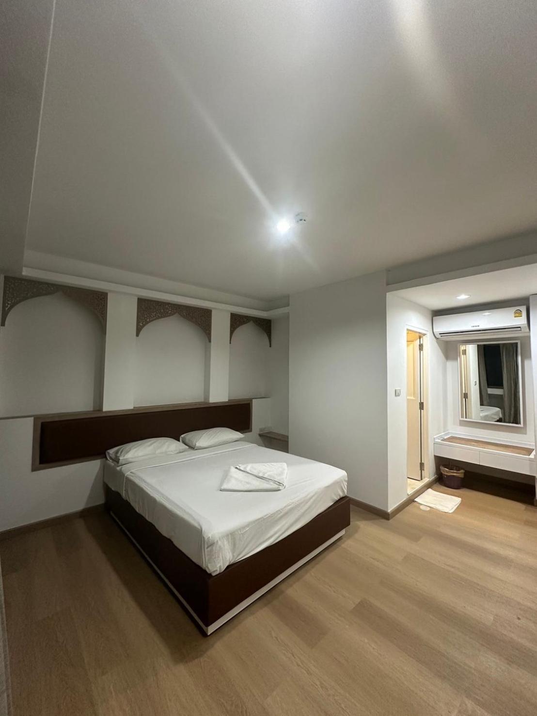 Royal Garden Home Hotel Bangkok Ngoại thất bức ảnh