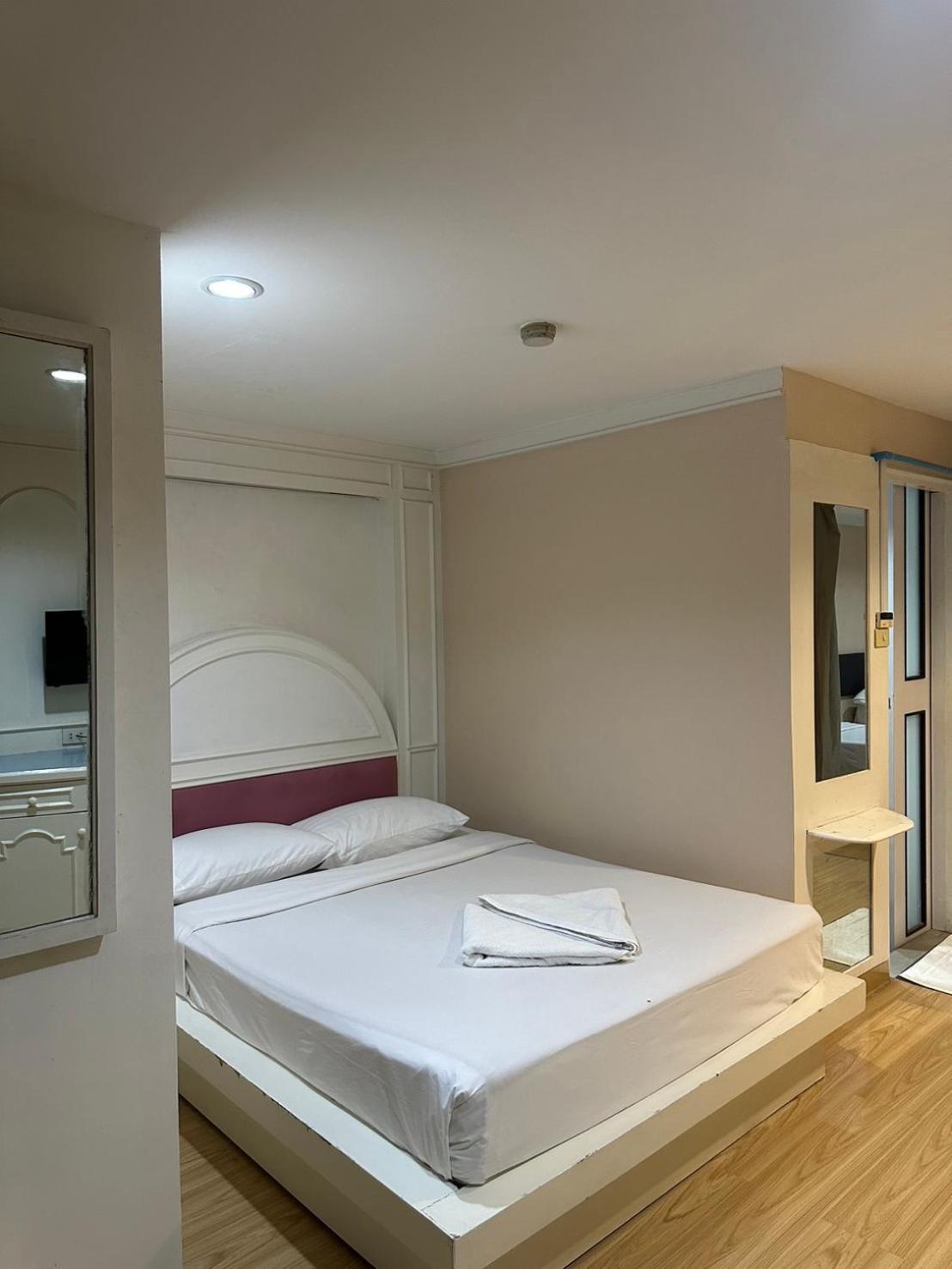 Royal Garden Home Hotel Bangkok Ngoại thất bức ảnh