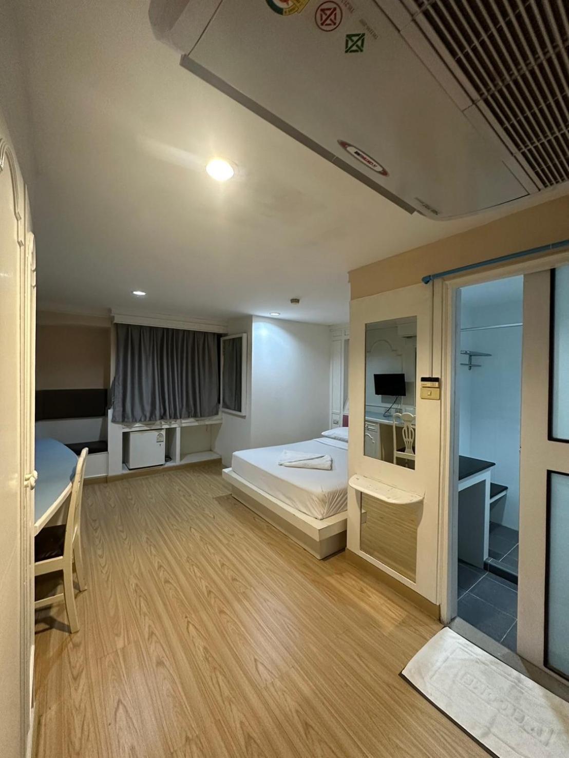 Royal Garden Home Hotel Bangkok Ngoại thất bức ảnh